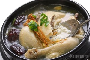 雞湯是公認的「營養寶庫」：4種人要儘可能多吃