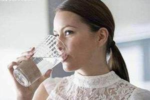 早晨起床後要不要先喝水？養成這8個好習慣，對健康幫助很大