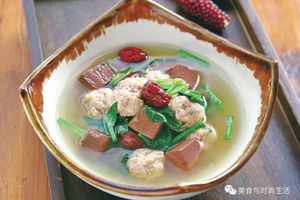 菠菜血旺肉圓湯，簡單易做，益氣補血還營養，做給家人喝吧