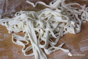 簡單的手擀刀切面 ! 用刀切出麵條，發現也沒什麼難的~