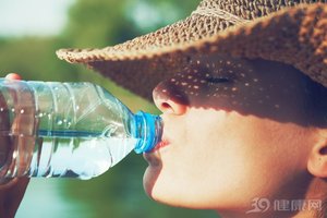 如何喝水喝出健康，還能預防心梗？主任醫師：這麼喝最好
