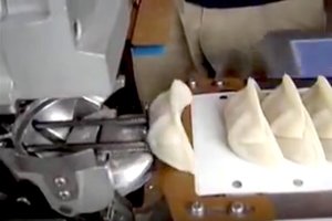 日本人發明了包餃子機器，沒想到包餃子可以這麼簡單！視頻/圖