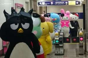日本三麗鷗的角色排隊進車站，沒想到「蛋黃哥」的進場方式如此大牌！