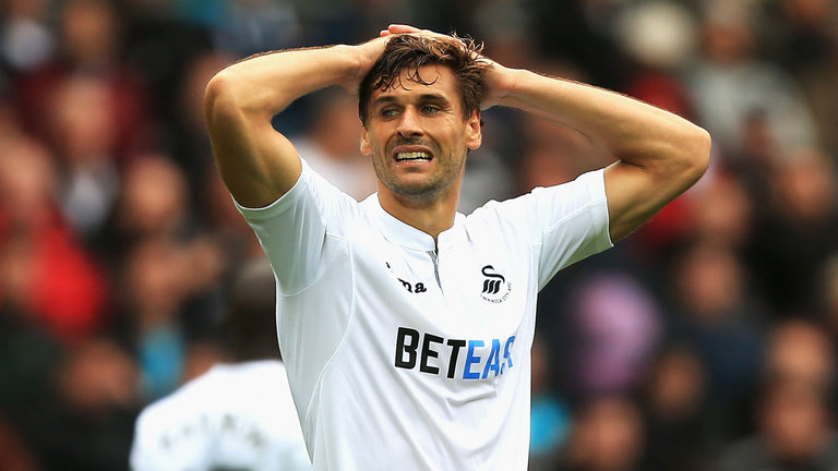 premier-league-football-swansea-city-fernando-llorente-hands-on-head_3768710.jpg