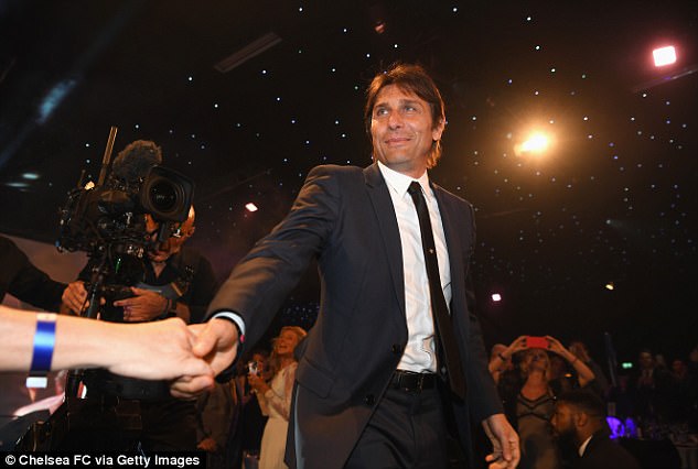 419908D600000578-0-Chelsea_manager_Antonio_Conte_is_preparing_to_enter_the_transfer-a-16_1498128115835.jpg