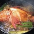 做一碗沒有腥味的魚湯，只要在水燒開以前多一步驟!七招魚湯提鮮小技巧，師傅們都這樣做！太簡單了！ 