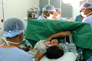 27歲產婦剛順產下孩子，突然渾身發冷，醫生掀開被子嚇得腿發軟 