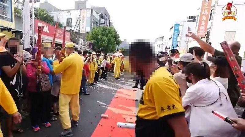 男子對媽祖鑾轎「撂狠話」引發爭議。（圖／翻攝自白沙屯拱天宮直播）