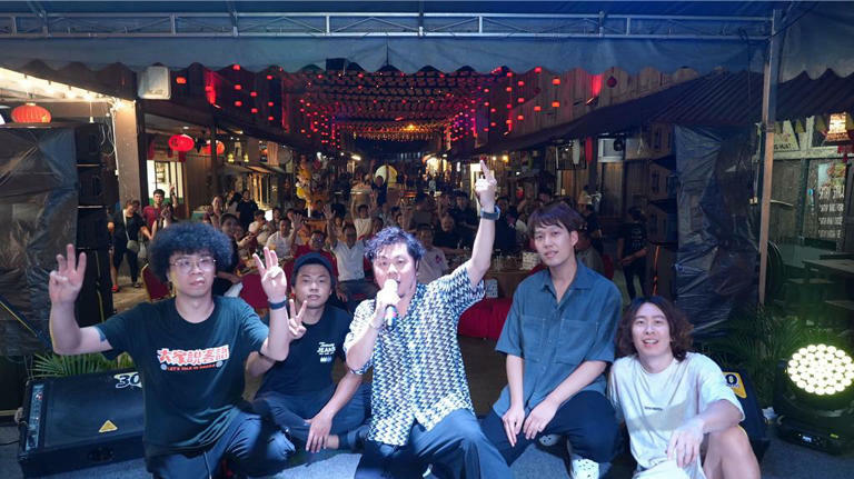 黃子軒與其團體〈黃子軒與山平快〉受邀至馬來西亞演出。(客家電視提供) 黃子軒與其團體〈黃子軒與山平快〉受邀至馬來西亞演出。(客家電視提供)
