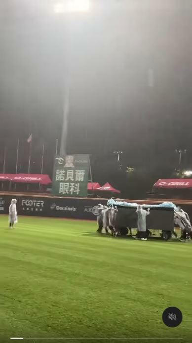 五月天為了大巨蛋演出已在天母棒球場彩排3天,可見工作人員在大雨中排練快速搭建舞台。(圖/翻攝自阿信Threads) 五月天為了大巨蛋演出已在天母棒球場彩排3天,可見工作人員在大雨中排練快速搭建舞台。(圖/翻攝自阿信Threads)