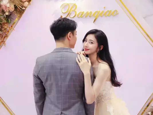 ▲謝翔雅(右)宣布結婚喜訊,過去她曾在《通靈少女》中以「學姐」一角走紅。 (圖/光意娛樂) ▲謝翔雅(右)宣布結婚喜訊,過去她曾在《通靈少女》中以「學姐」一角走紅。 (圖/光意娛樂)