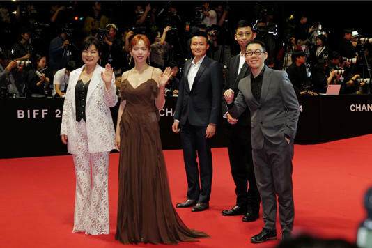 《小雁與吳愛麗》左起楊貴媚、夏于喬、監製張林翰、苗華川、導演林書宇在釜山影展紅毯上揮手致意。(圖/牽猴子股份有限公司提供) 《小雁與吳愛麗》左起楊貴媚、夏于喬、監製張林翰、苗華川、導演林書宇在釜山影展紅毯上揮手致意。(圖/牽猴子股份有限公司提供)