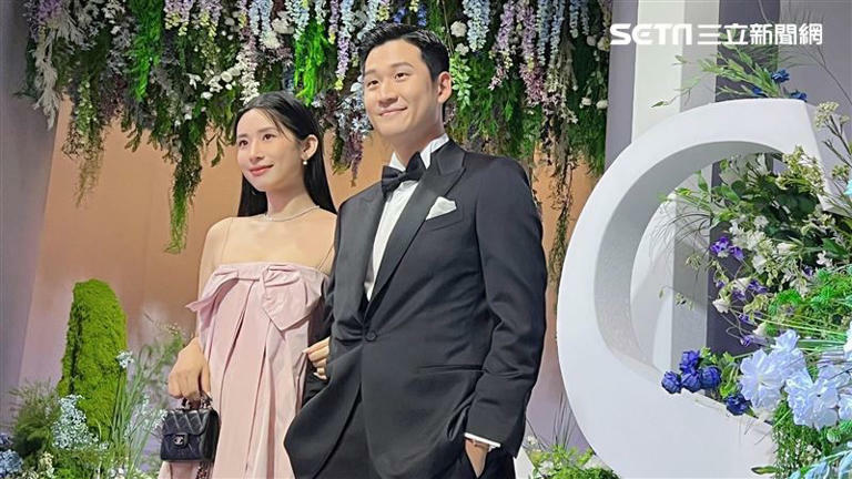 周興哲和趙岱新出席蕭敬騰婚禮。(圖/記者鄭尹翔、王意馨攝影) 周興哲和趙岱新出席蕭敬騰婚禮。(圖/記者鄭尹翔、王意馨攝影)