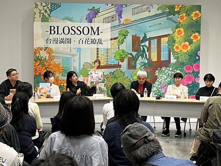 (左起)簡嘉誠、星期一回收日、韋蘺若明、常勝、AKRU、高妍等6位漫畫家與日本民眾分享創作點滴 (左起)簡嘉誠、星期一回收日、韋蘺若明、常勝、AKRU、高妍等6位漫畫家與日本民眾分享創作點滴