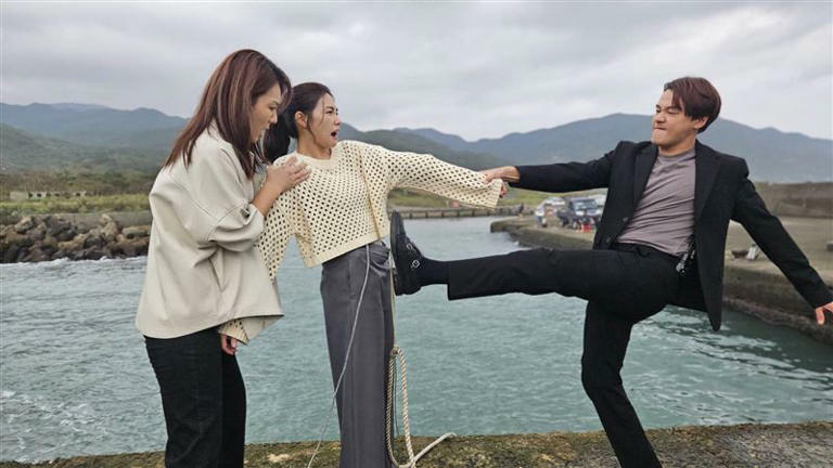 李又汝、曾智希《愛的榮耀》飾演姐妹反目成仇,黃文星在岸上曬傷。(圖/民視提供) 李又汝、曾智希《愛的榮耀》飾演姐妹反目成仇,黃文星在岸上曬傷。(圖/民視提供)