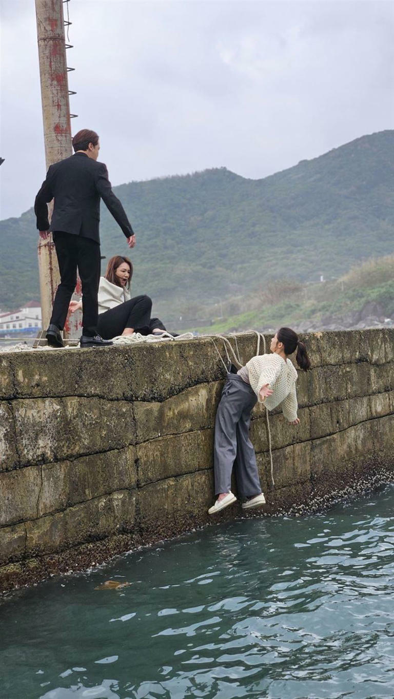 李又汝推曾智希落海,戲外緊張拍攝喊卡。(圖/民視提供) 李又汝推曾智希落海,戲外緊張拍攝喊卡。(圖/民視提供)