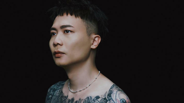 蕭秉治的新專輯《完人》即將問世,在主視覺照裡難得半裸入鏡。(圖/相信音樂提供) 蕭秉治的新專輯《完人》即將問世,在主視覺照裡難得半裸入鏡。(圖/相信音樂提供)