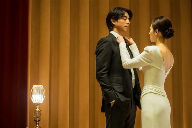 《一箱情緣》孔劉(左)、徐玄振上演契約婚姻。(圖/Netflix提供) 《一箱情緣》孔劉(左)、徐玄振上演契約婚姻。(圖/Netflix提供)