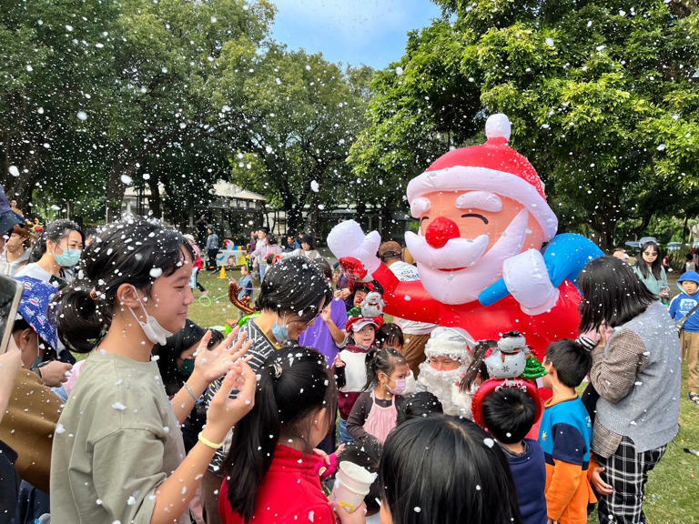 黃偉哲市長歡迎大家提早規劃臺南之旅,來臺南跨年、旅遊並享受購物樂趣。(圖:南市府提供) 黃偉哲市長歡迎大家提早規劃臺南之旅,來臺南跨年、旅遊並享受購物樂趣。(圖:南市府提供)