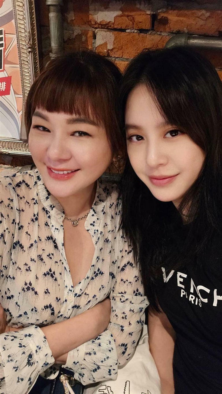 屈中恆老婆Vicky(左)與黃小柔(右)控訴高流量女星佔位不讓座。(圖/翻攝自Vicky IG) 屈中恆老婆Vicky(左)與黃小柔(右)控訴高流量女星佔位不讓座。(圖/翻攝自Vicky IG)
