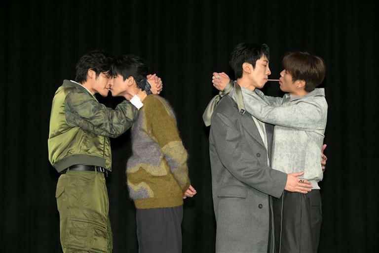 兩對CP左起羅章恩、洪言翔,張哲偉、FEniX陳峻廷出席《全面管控》首映會,在現場共吃一根巧克力棒 兩對CP左起羅章恩、洪言翔,張哲偉、FEniX陳峻廷出席《全面管控》首映會,在現場共吃一根巧克力棒