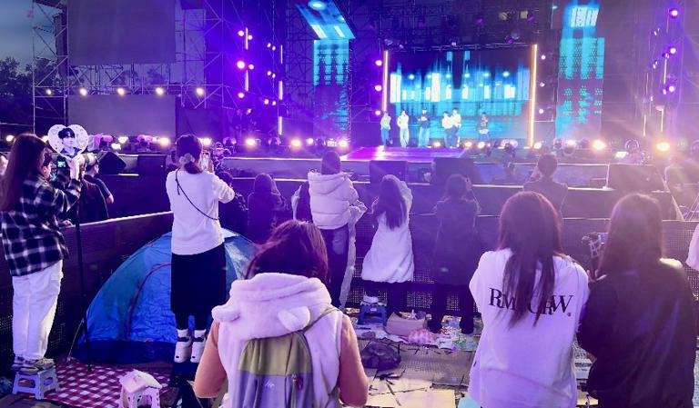 粉絲們漏夜排隊守候,只為了在海景第一排欣賞即將開演的台南耶誕搖滾演唱會。(圖:南市府提供) 粉絲們漏夜排隊守候,只為了在海景第一排欣賞即將開演的台南耶誕搖滾演唱會。(圖:南市府提供)