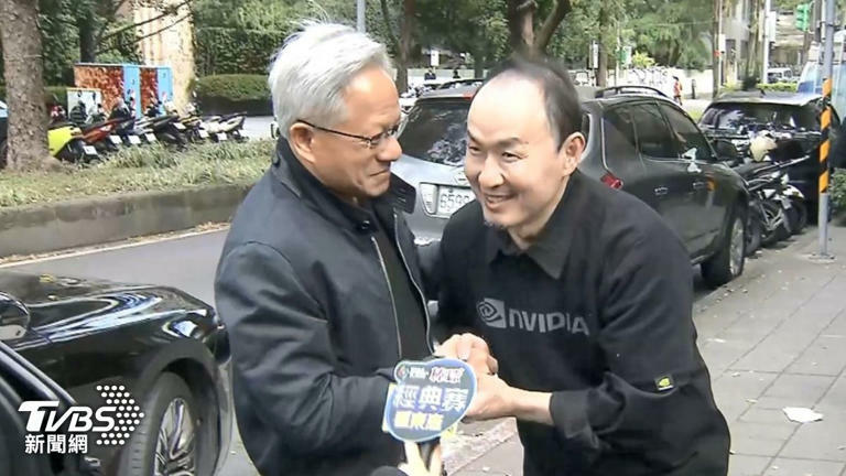 輝達執行長黃仁勳一早就找御用造型師Ray剪頭髮。(圖/TVBS) 輝達執行長黃仁勳一早就找御用造型師Ray剪頭髮。(圖/TVBS)