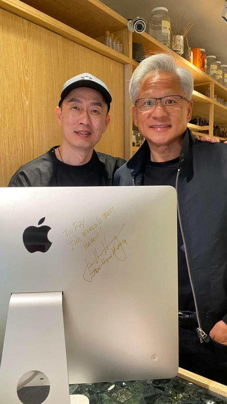 黃仁勳在設計師RAY的電腦上簽名。(圖/翻攝臉書粉專Manor Salon) 黃仁勳在設計師RAY的電腦上簽名。(圖/翻攝臉書粉專Manor Salon)