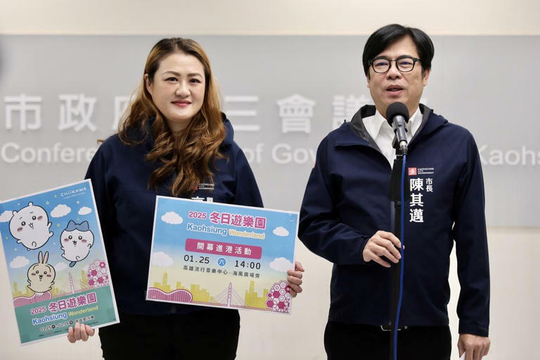 陳其邁(右)搶先預告「告五人」代言高雄冬日遊樂園,高閔琳(右)宣布「吉伊卡哇」快閃店將登場。 圖:高雄市政府提供 陳其邁(右)搶先預告「告五人」代言高雄冬日遊樂園,高閔琳(右)宣布「吉伊卡哇」快閃店將登場。 圖:高雄市政府提供