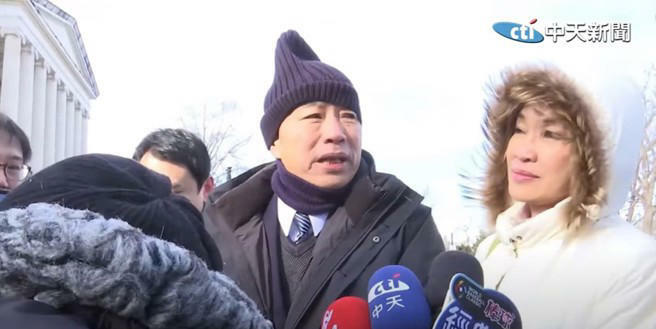 立法院長韓國瑜戴毛帽現身。(取自中天新聞) 立法院長韓國瑜戴毛帽現身。(取自中天新聞)