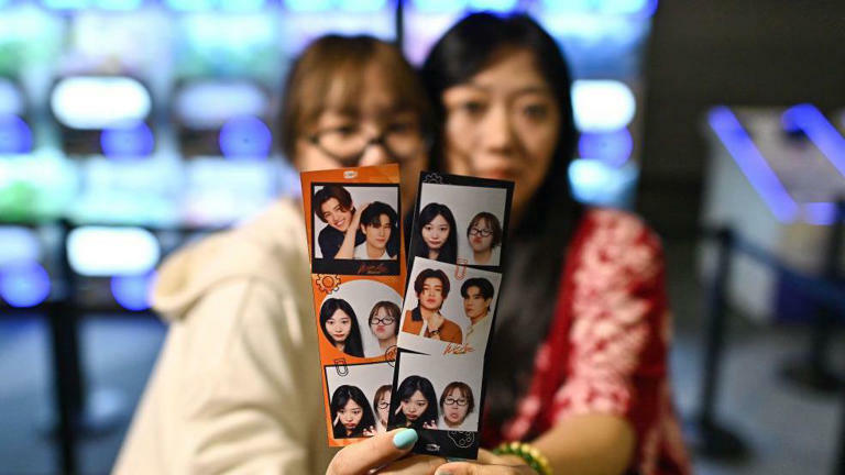 泰國影迷手持因「耽美劇」而走紅的演員相片 泰國影迷手持因「耽美劇」而走紅的演員相片