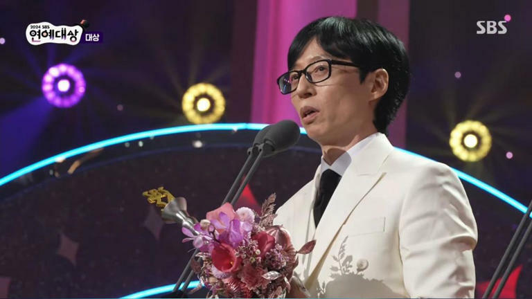 劉在錫向《Running Man》與《只要有空,》的製作團隊、成員及來賓表達感謝之意。(圖/翻攝自SBS Entertainment YT) 劉在錫向《Running Man》與《只要有空,》的製作團隊、成員及來賓表達感謝之意。(圖/翻攝自SBS Entertainment YT)