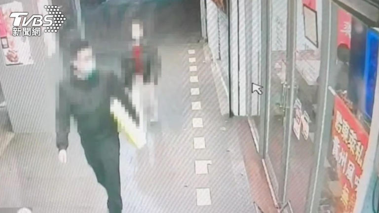 足不出戶的劉姓通緝犯,在情人節帶著女友外出約會。(圖/TVBS) 足不出戶的劉姓通緝犯,在情人節帶著女友外出約會。(圖/TVBS)