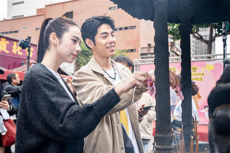 林奕嵐(左)與詹懷雲為戲來拜月老廟。(圖/台北双喜提供) 林奕嵐(左)與詹懷雲為戲來拜月老廟。(圖/台北双喜提供)