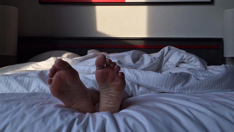 醫師陳龍表示,睡眠中常因夢境而唸唸有詞、拳打腳踢,常是巴金森氏症等神經退化疾病的前兆。(示意圖/pixabay) 醫師陳龍表示,睡眠中常因夢境而唸唸有詞、拳打腳踢,常是巴金森氏症等神經退化疾病的前兆。(示意圖/pixabay)