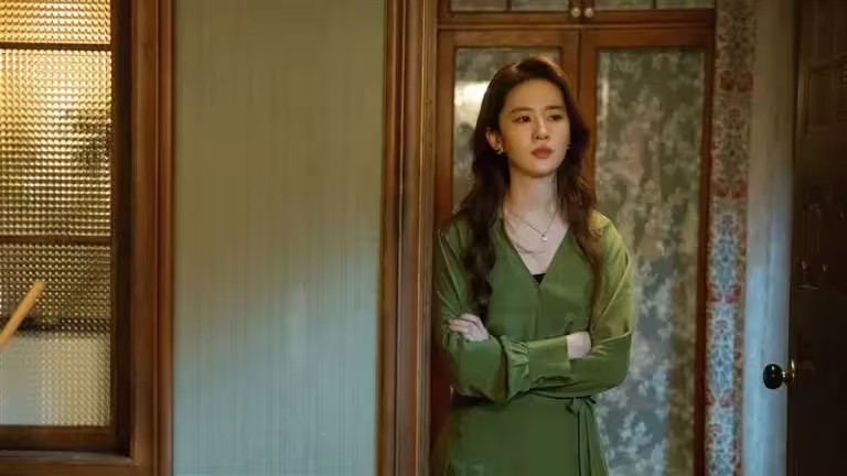 《玫瑰的故事》劇中劉亦菲歷經四段刻苦銘心的愛戀。(圖/八大提供) 《玫瑰的故事》劇中劉亦菲歷經四段刻苦銘心的愛戀。(圖/八大提供)