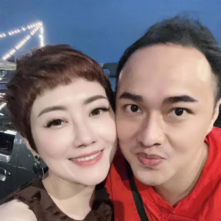 劉曉憶(左)臉書大頭照換成與男友的恩愛合照。(圖/翻攝自臉書) 劉曉憶(左)臉書大頭照換成與男友的恩愛合照。(圖/翻攝自臉書)