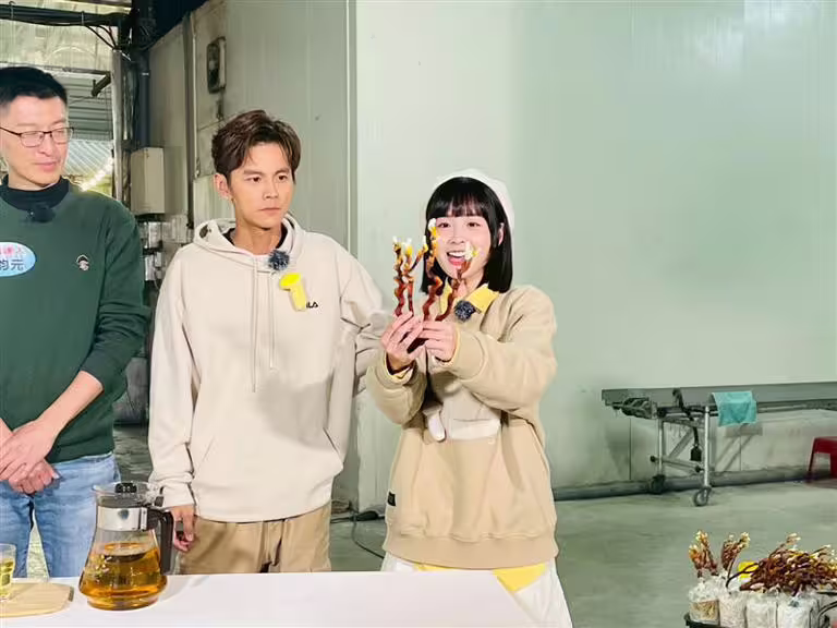 阿翔跟籃籃體驗當百菇達人。(圖/民視提供) 阿翔跟籃籃體驗當百菇達人。(圖/民視提供)