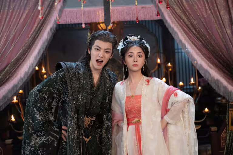 《逍遙》劇照：譚松韻、侯明昊甜蜜互動，CP 感十足。