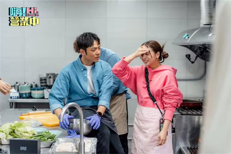 吳映潔(右)被姚元浩(左)逼問消失生子過程。(圖/好看娛樂提供) 吳映潔(右)被姚元浩(左)逼問消失生子過程。(圖/好看娛樂提供)