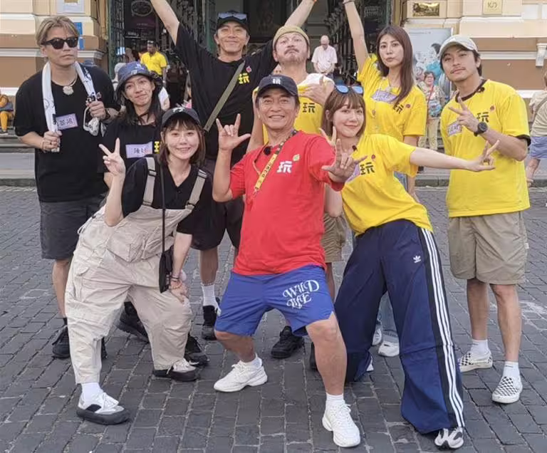 《玩很大》前進越南胡志明與美奈。左起阿弟、陳妤、畇二、坤達、吳宗憲、KID、泱泱、阿部瑪莉亞、楊銘威。(圖/好看娛樂提供) 《玩很大》前進越南胡志明與美奈。左起阿弟、陳妤、畇二、坤達、吳宗憲、KID、泱泱、阿部瑪莉亞、楊銘威。(圖/好看娛樂提供)