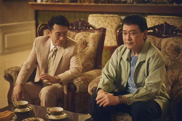 郭子乾(左)劇中再度「從商」,飾演王識賢(右)的好同學。(圖/公視台語台、華視提供) 郭子乾(左)劇中再度「從商」,飾演王識賢(右)的好同學。(圖/公視台語台、華視提供)