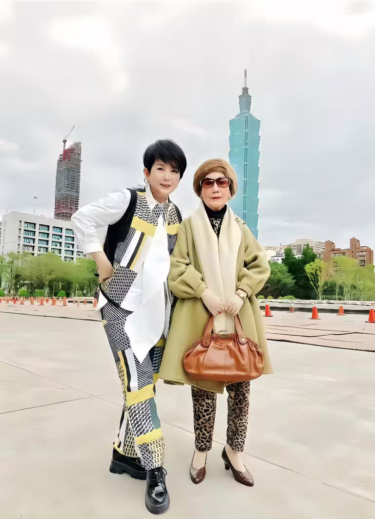 周思潔經常帶媽媽去吃飯逛街。(萊格悠國際文化提供) 周思潔經常帶媽媽去吃飯逛街。(萊格悠國際文化提供)
