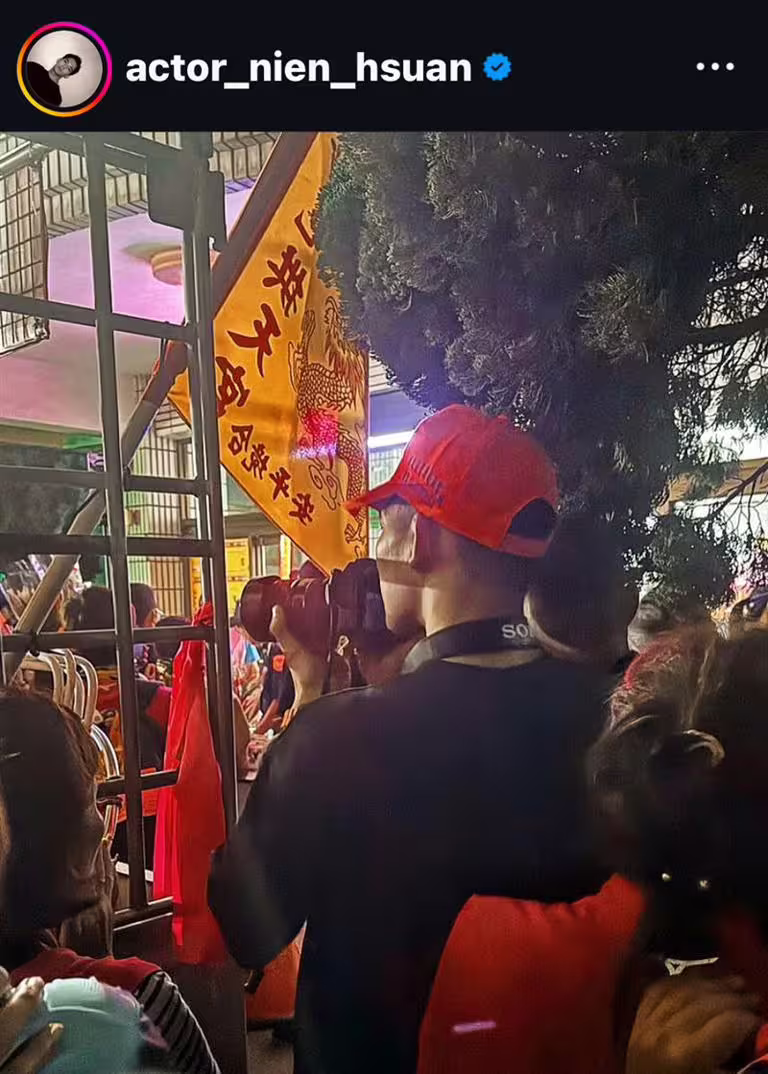 吳念軒低調藏身白沙屯媽祖進香隊伍,發放結緣水和結緣飲料。(圖/翻攝自吳念軒IG) 吳念軒低調藏身白沙屯媽祖進香隊伍,發放結緣水和結緣飲料。(圖/翻攝自吳念軒IG)