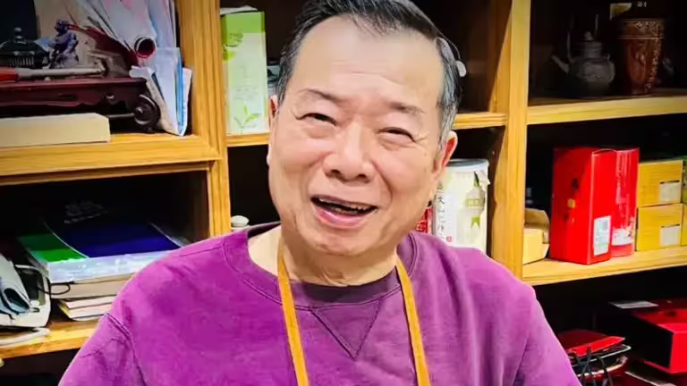 ▲資深藝人廖峻(如圖)因為腦溢血中風入院,狀況危急,他的多年好友粘嫦鈺在節目中透露,廖峻已經脫離險境,只是現在手指還不能動。(圖/歐吉尚 臉書) ▲資深藝人廖峻(如圖)因為腦溢血中風入院,狀況危急,他的多年好友粘嫦鈺在節目中透露,廖峻已經脫離險境,只是現在手指還不能動。(圖/歐吉尚 臉書)