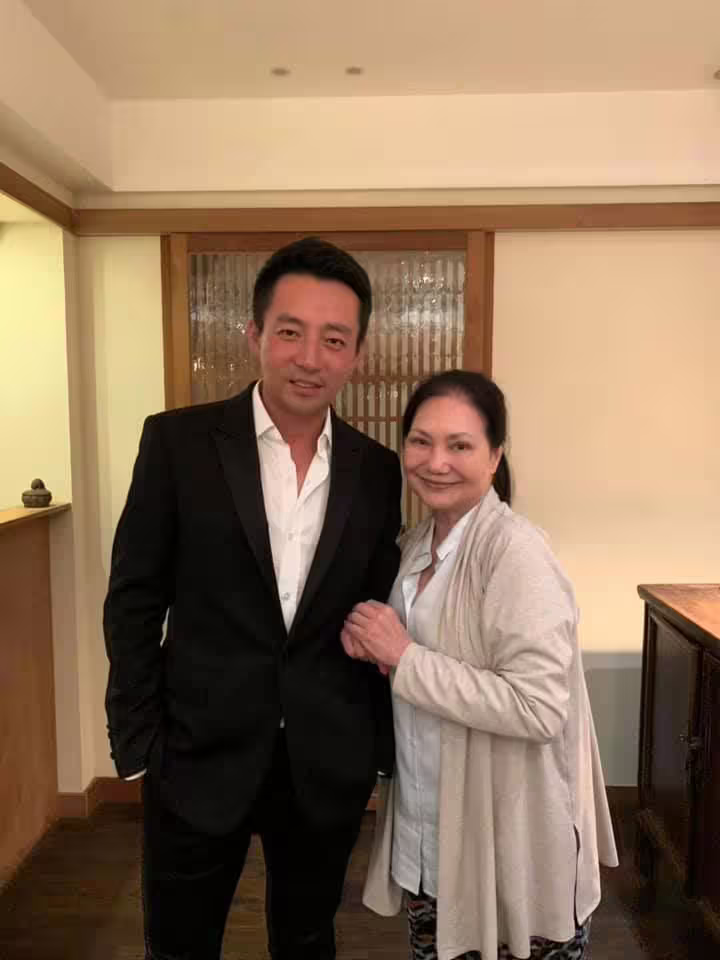 S媽(右)難過表示,汪小菲(左)未告訴她孫子女的動向。(圖/翻攝自S媽臉書) S媽(右)難過表示,汪小菲(左)未告訴她孫子女的動向。(圖/翻攝自S媽臉書)