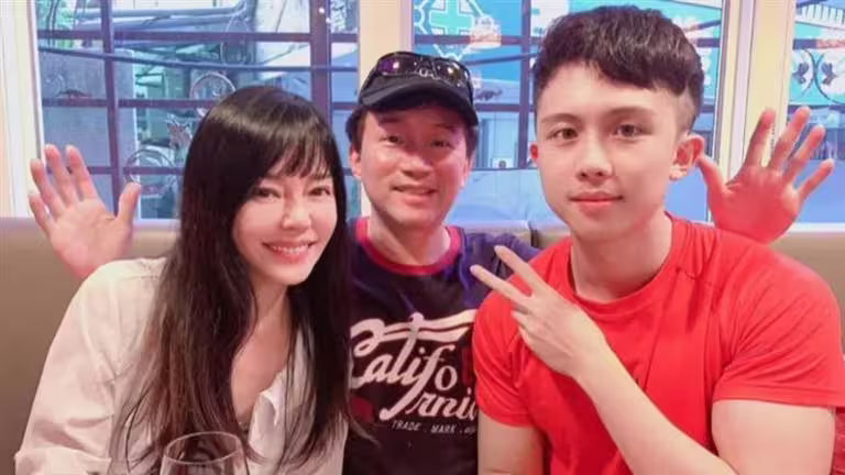 狄鶯、孫鵬的獨子孫安佐一家人。(圖/翻攝自孫安佐 IG) 狄鶯、孫鵬的獨子孫安佐一家人。(圖/翻攝自孫安佐 IG)