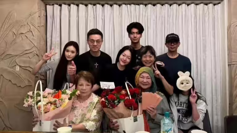 S媽黃春梅曬出的全家福,具俊曄模樣令人心疼。(圖/翻攝黃春梅臉書) S媽黃春梅曬出的全家福,具俊曄模樣令人心疼。(圖/翻攝黃春梅臉書)