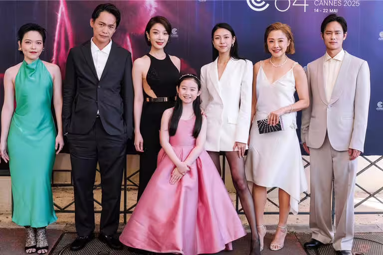 《左撇子女孩》劇組映前合照,左起林嫣、黃鐙輝、蔡淑臻、葉子綺、馬士媛、張允曦(小8)以及夏騰宏。(左撇子女孩電影製作有限公司) 《左撇子女孩》劇組映前合照,左起林嫣、黃鐙輝、蔡淑臻、葉子綺、馬士媛、張允曦(小8)以及夏騰宏。(左撇子女孩電影製作有限公司)