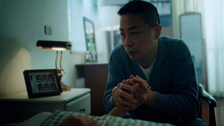 王ADEN爸爸演出老婆病榻前場景。(圖/愛騰音樂有限公司提供) 王ADEN爸爸演出老婆病榻前場景。(圖/愛騰音樂有限公司提供)